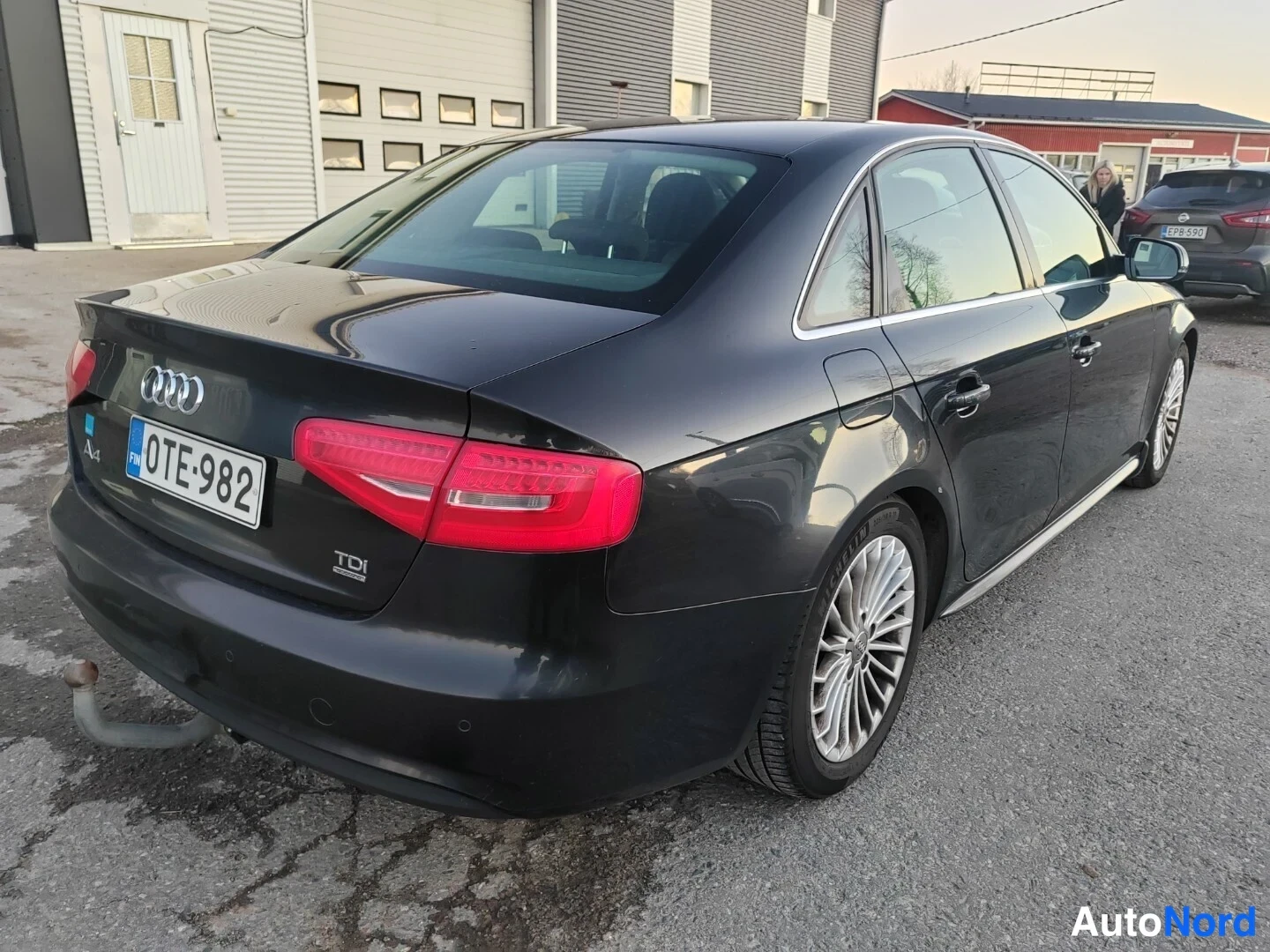 Musta Audi A4 2013, takaviisto, kuva 3