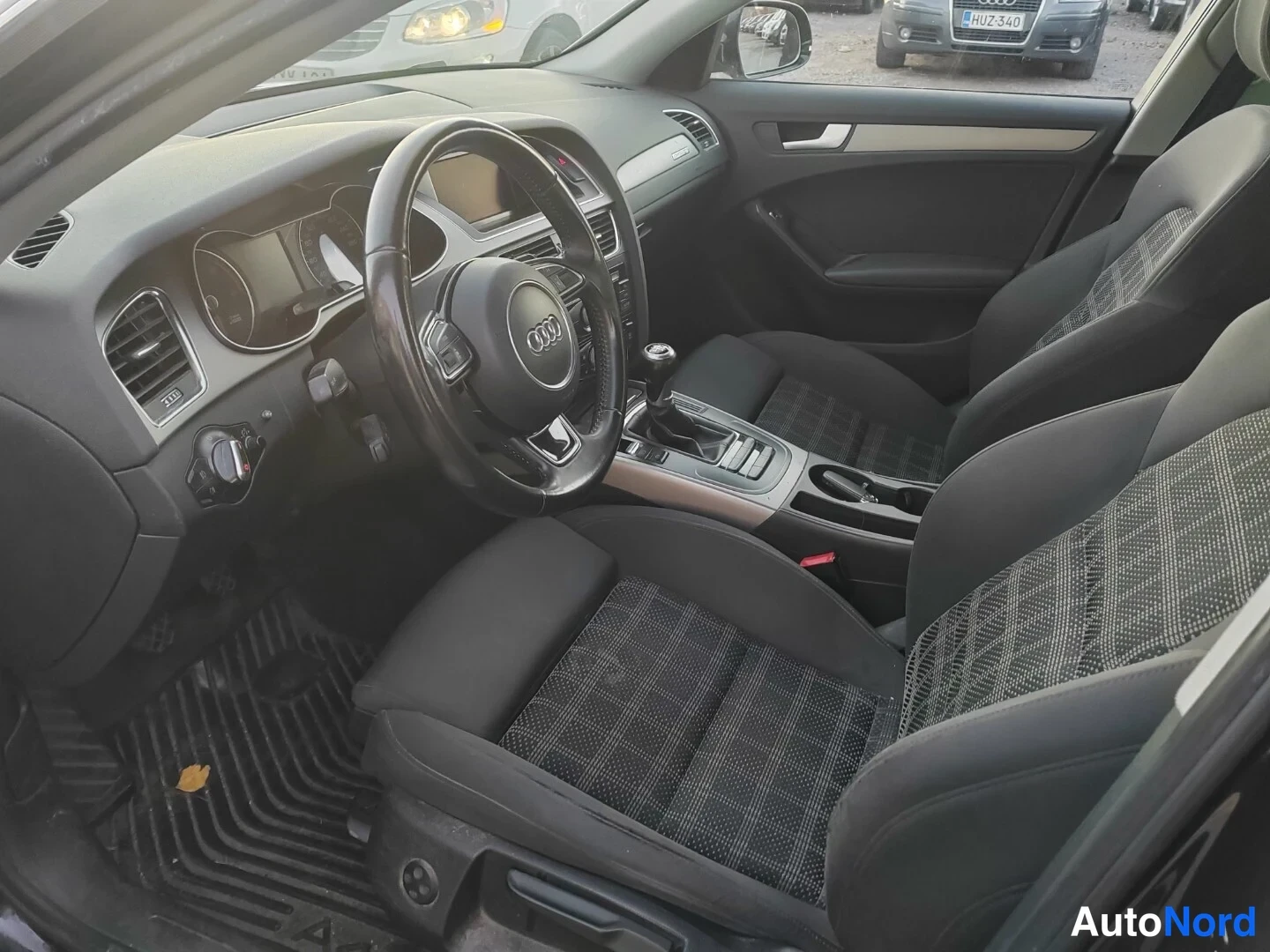 Musta Audi A4 2013, ohjaamo, kuva 5
