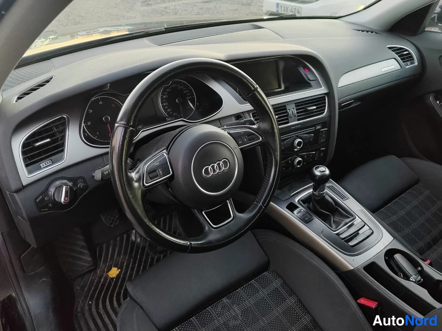 Musta Audi A4 2013, ohjaamo, kuva 4