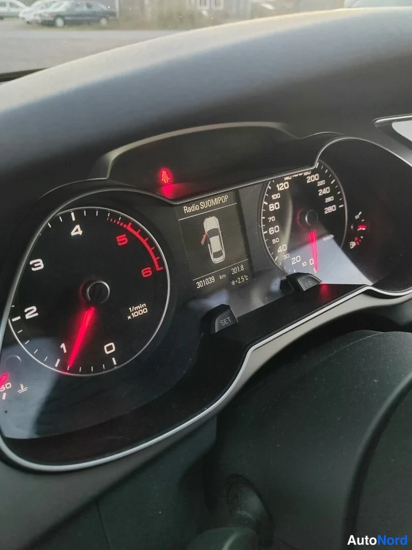 Musta Audi A4 2013, yksityiskohta, kuva 6