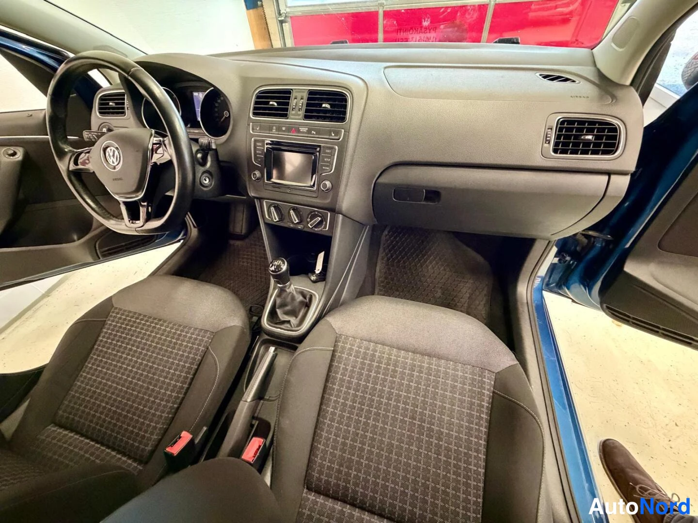 Sininen Volkswagen Polo 2016, ohjaamo, kuva 11
