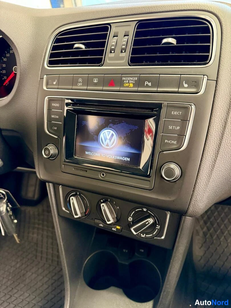 Sininen Volkswagen Polo 2016, yksityiskohta, kuva 15