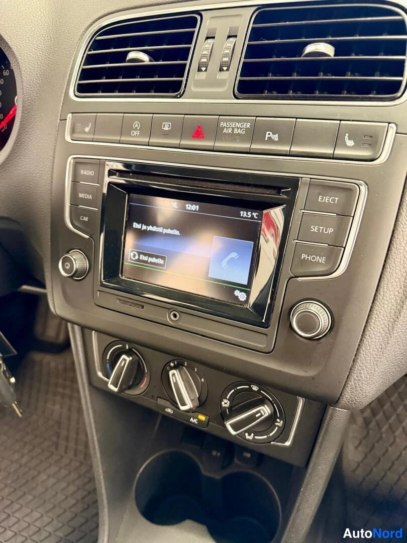 Sininen Volkswagen Polo 2016, yksityiskohta, kuva 16