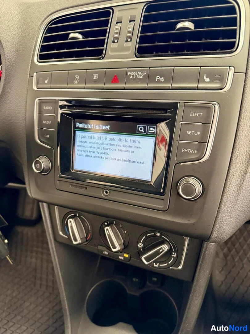 Sininen Volkswagen Polo 2016, yksityiskohta, kuva 17