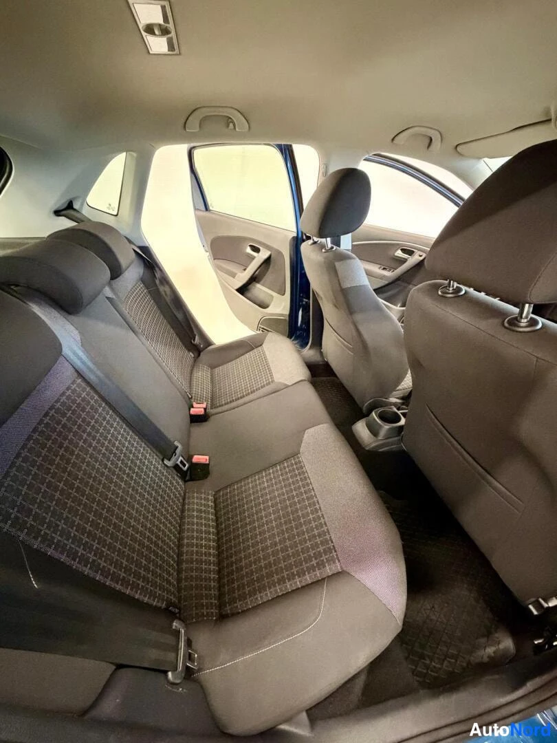 Sininen Volkswagen Polo 2016, takaistuimet, kuva 12
