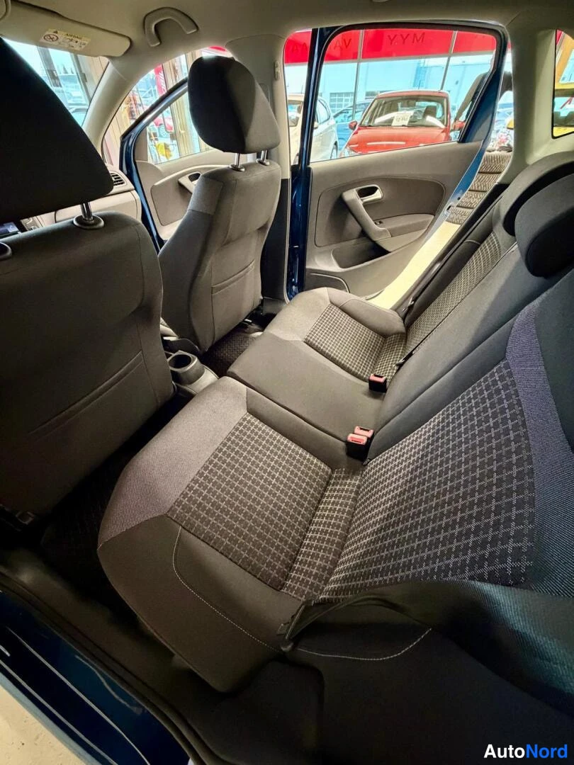 Sininen Volkswagen Polo 2016, takaistuimet, kuva 13