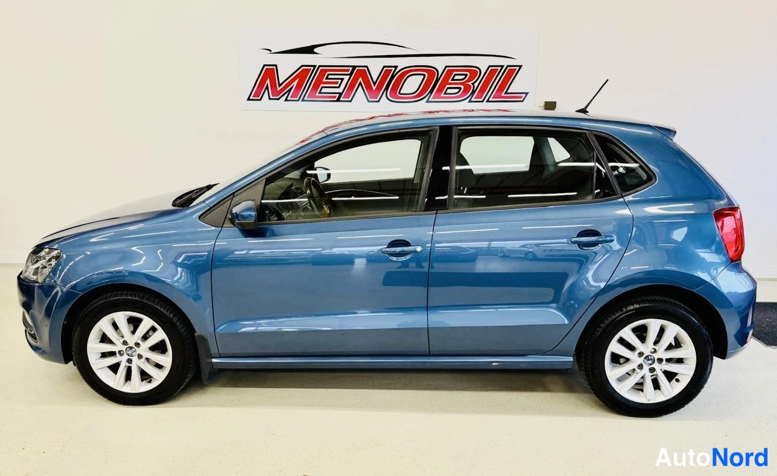 Sininen Volkswagen Polo 2016, sivulta, kuva 4