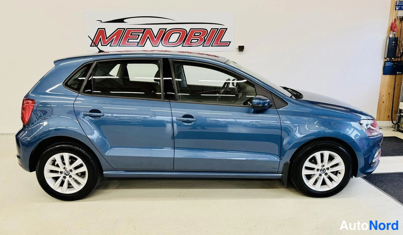 Sininen Volkswagen Polo 2016, takaviisto, kuva 5