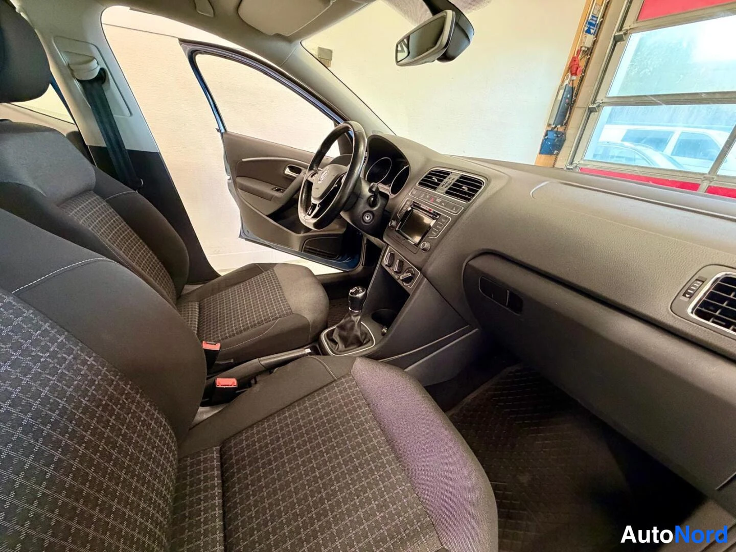 Sininen Volkswagen Polo 2016, ohjaamo, kuva 9