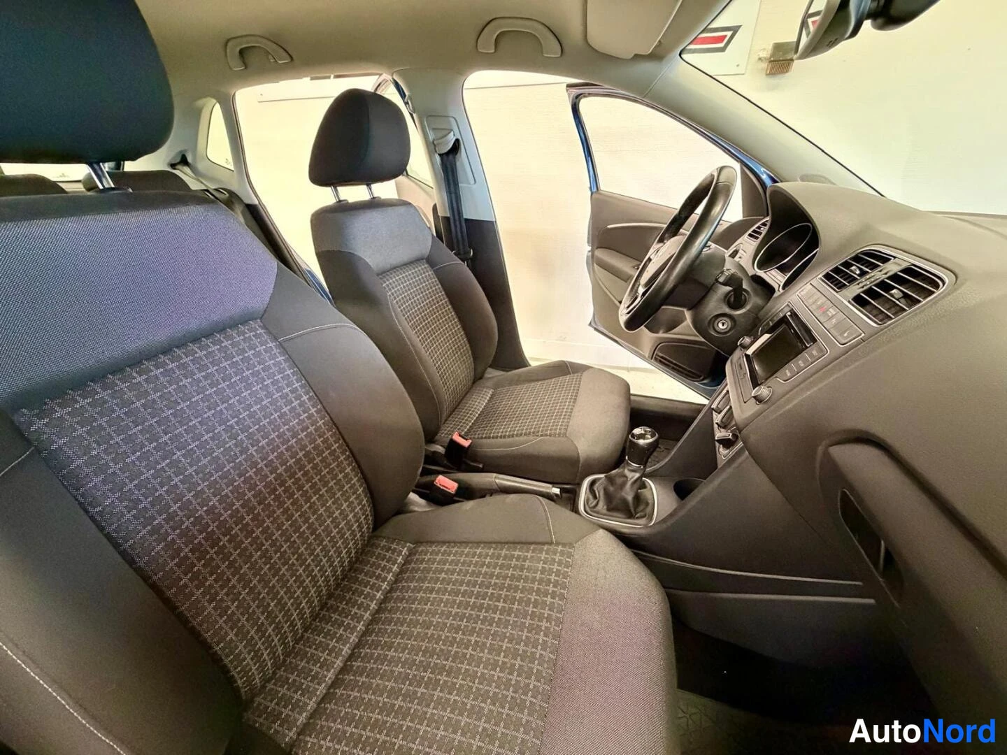 Sininen Volkswagen Polo 2016, ohjaamo, kuva 10