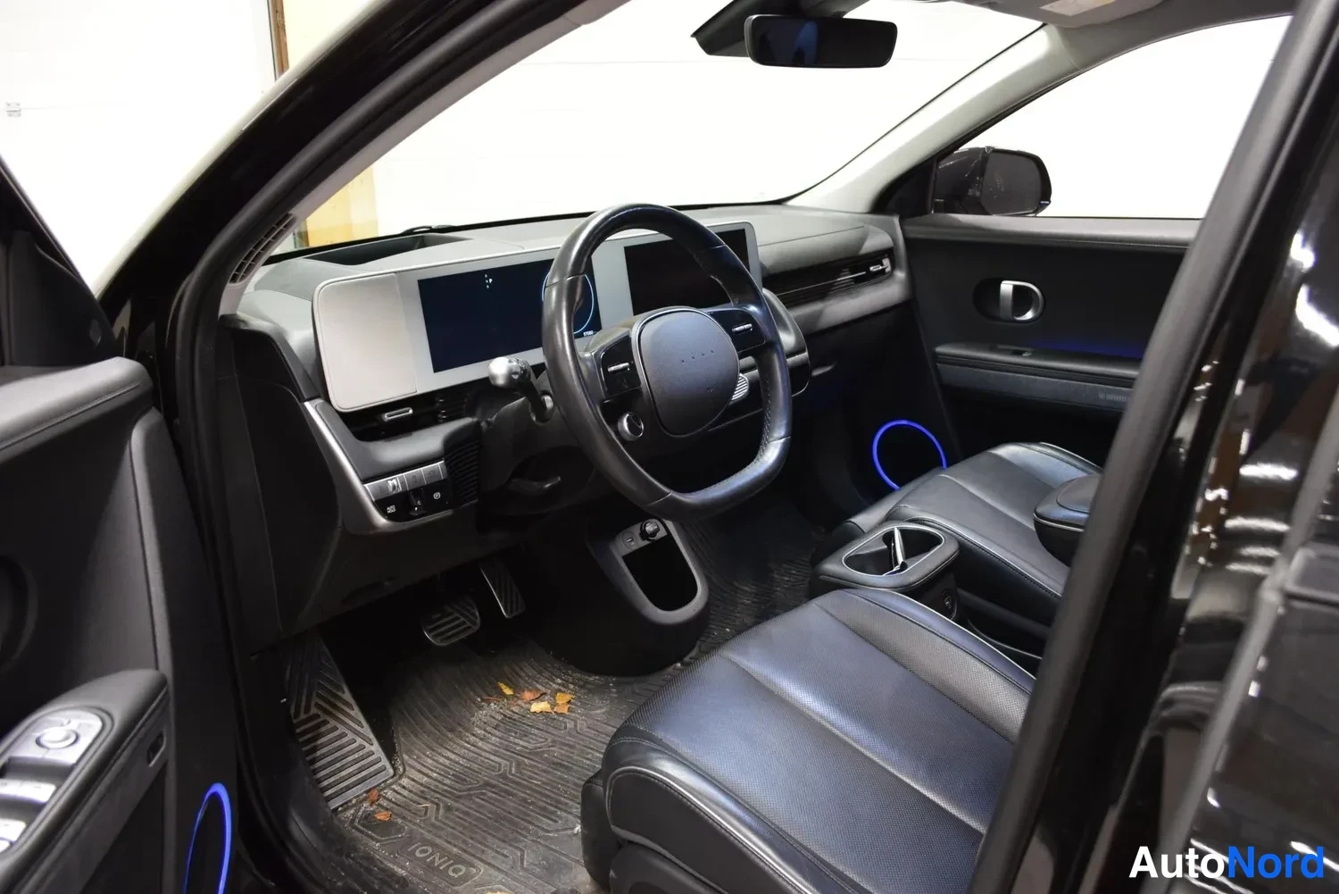 Musta Hyundai Ioniq 5 2022, ohjaamo, kuva 3