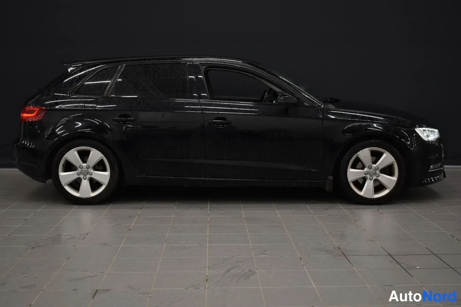 Musta Audi A3 Sportback 2014, etuviisto, keula oikealle, kuva 2