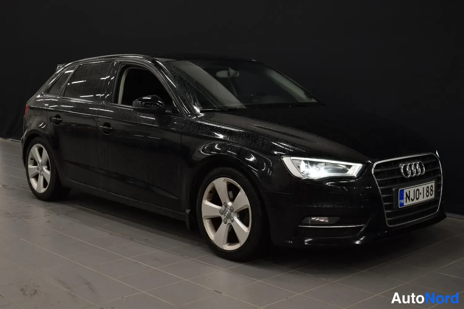 Musta Audi A3 Sportback 2014, etuviisto, keula oikealle, kuva 3