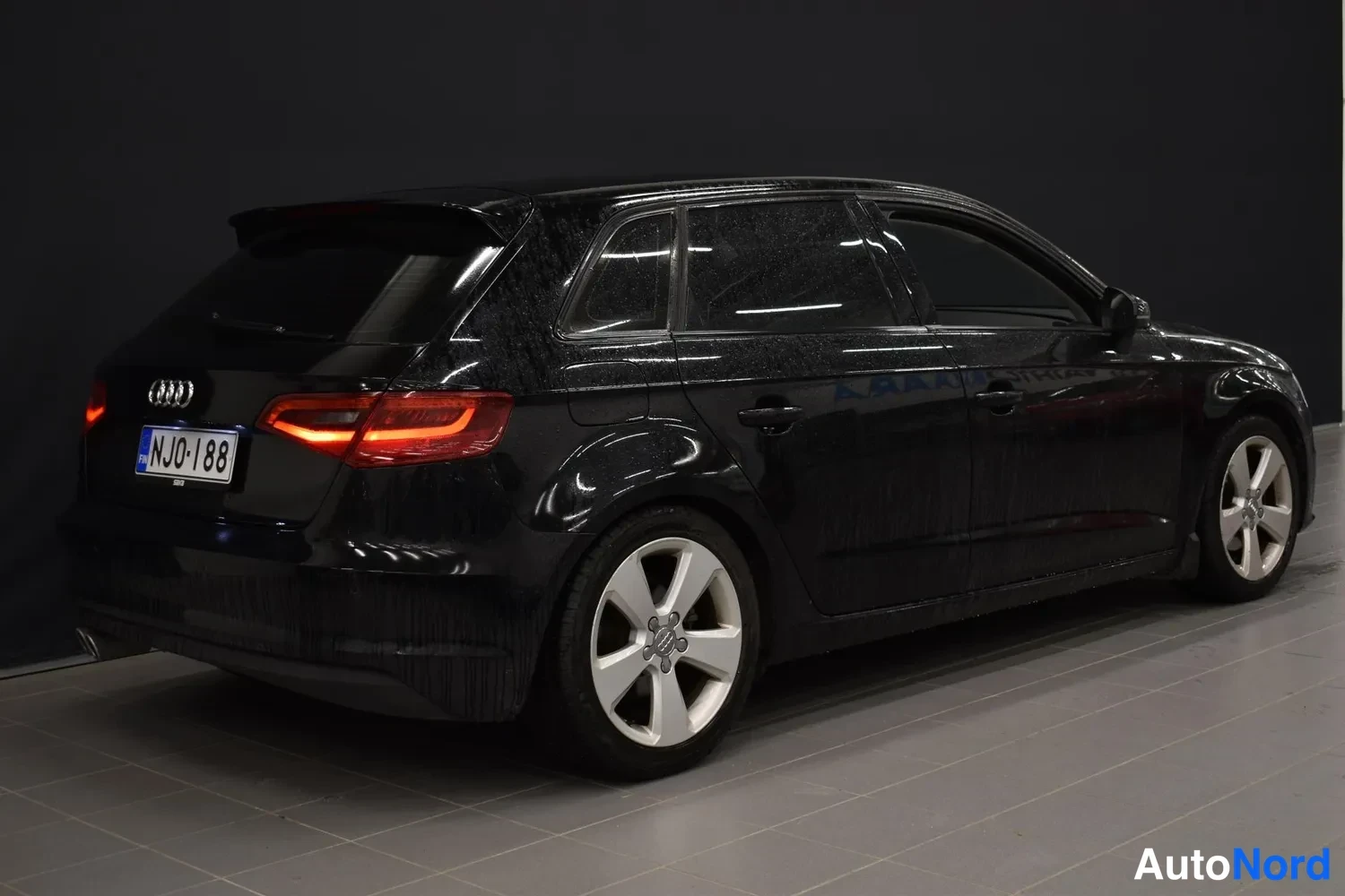 Musta Audi A3 Sportback 2014, takaviisto, kuva 4