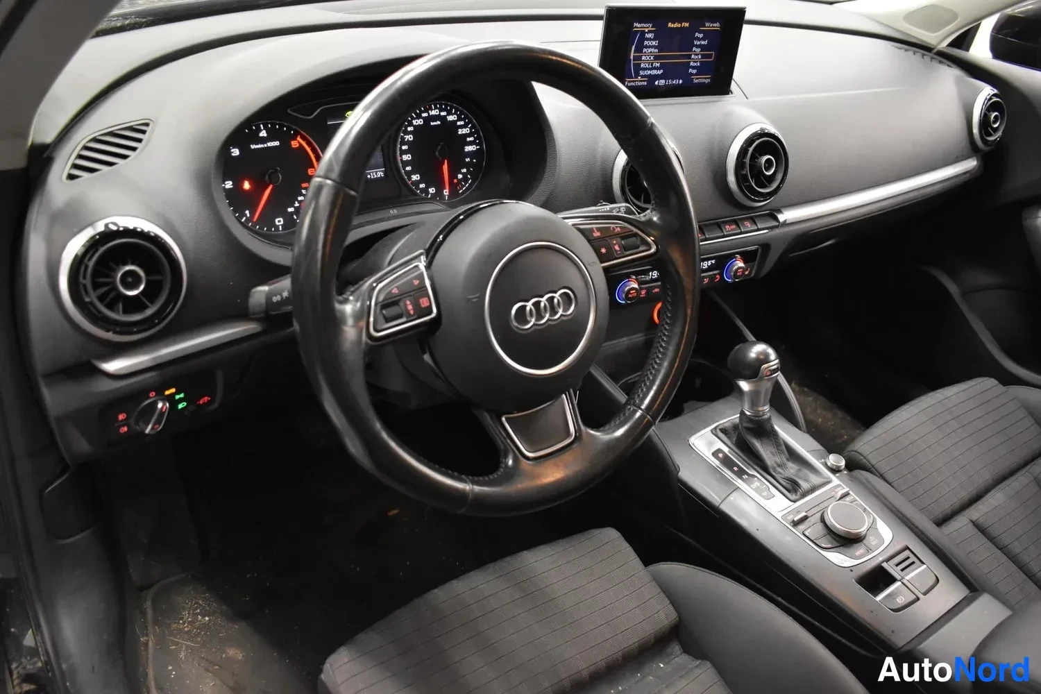Musta Audi A3 Sportback 2014, ohjaamo, kuva 5
