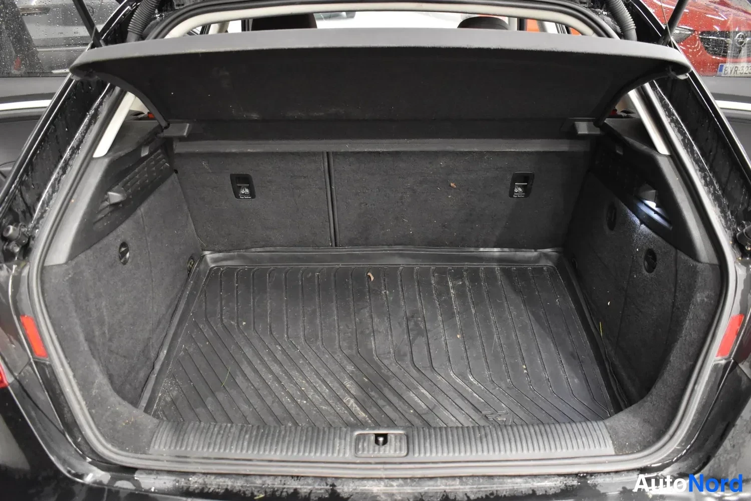 Musta Audi A3 Sportback 2014, tavaratila, kuva 8