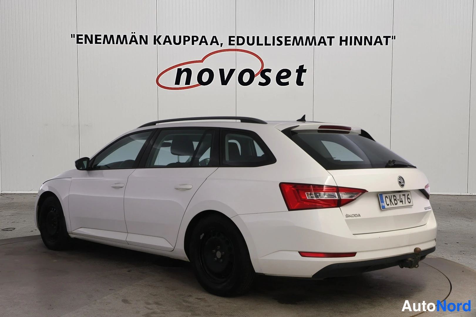 Valkoinen Skoda Superb 2016, takaviisto, kuva 4