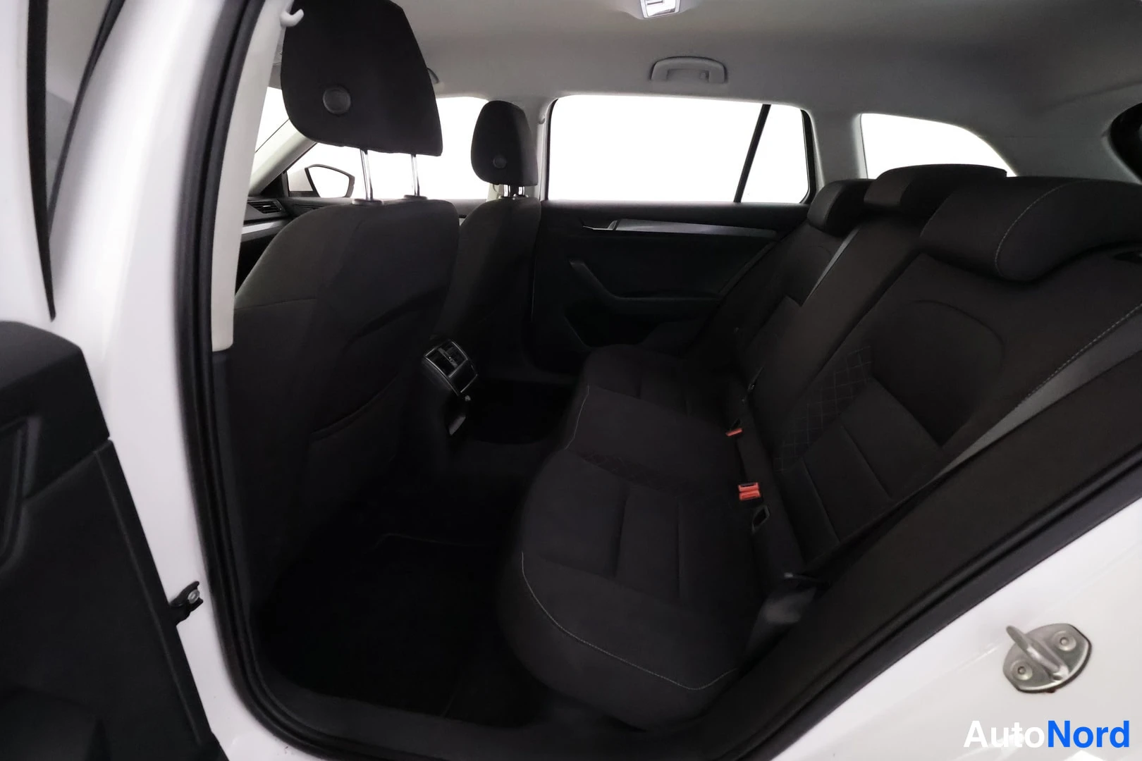 Valkoinen Skoda Superb 2016, takaistuimet, kuva 20