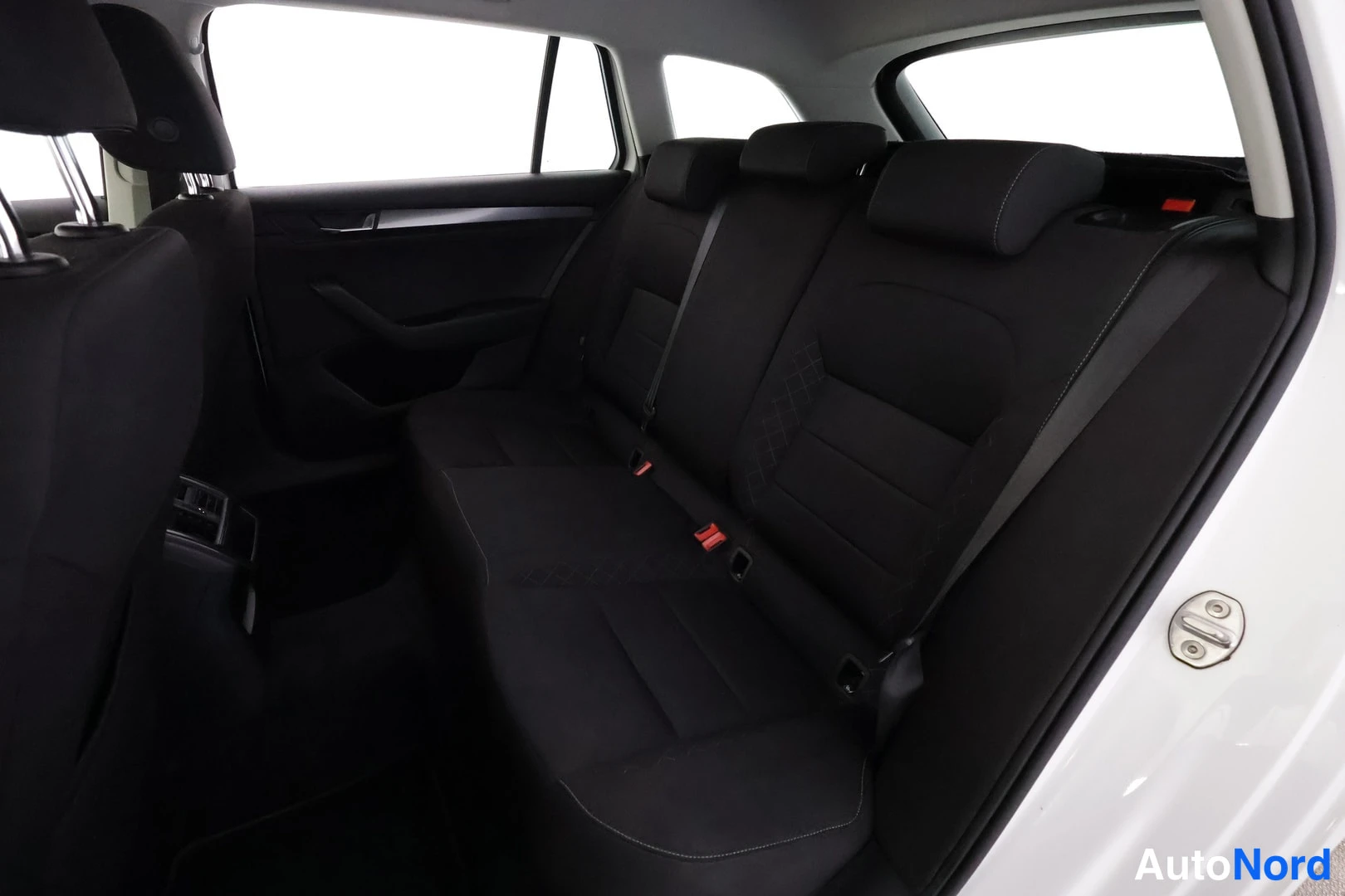 Valkoinen Skoda Superb 2016, takaistuimet, kuva 21