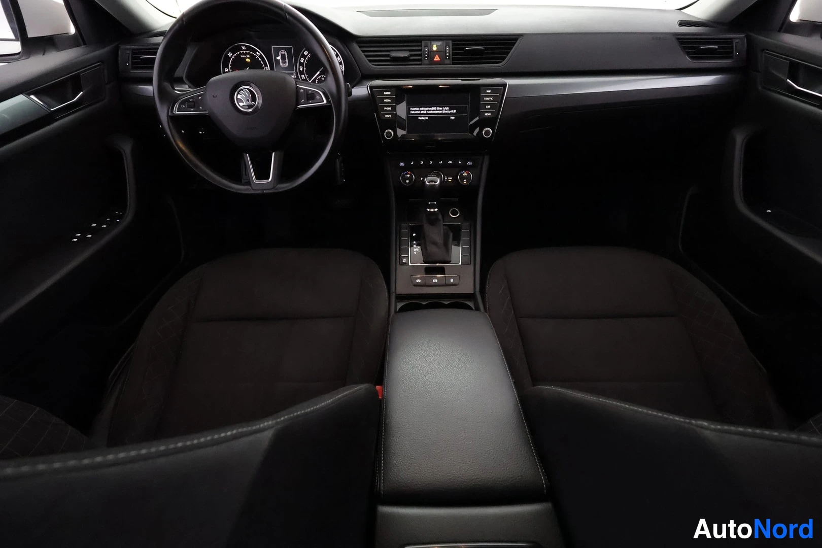 Valkoinen Skoda Superb 2016, ohjaamo, kuva 9