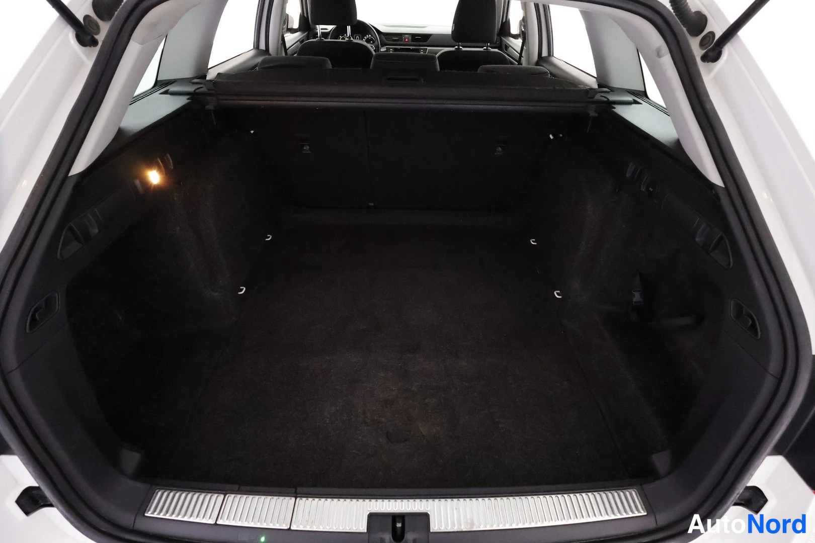 Valkoinen Skoda Superb 2016, tavaratila, kuva 25