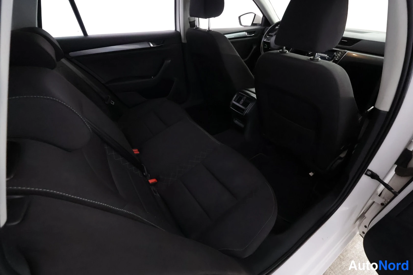 Valkoinen Skoda Superb 2016, takaistuimet, kuva 22