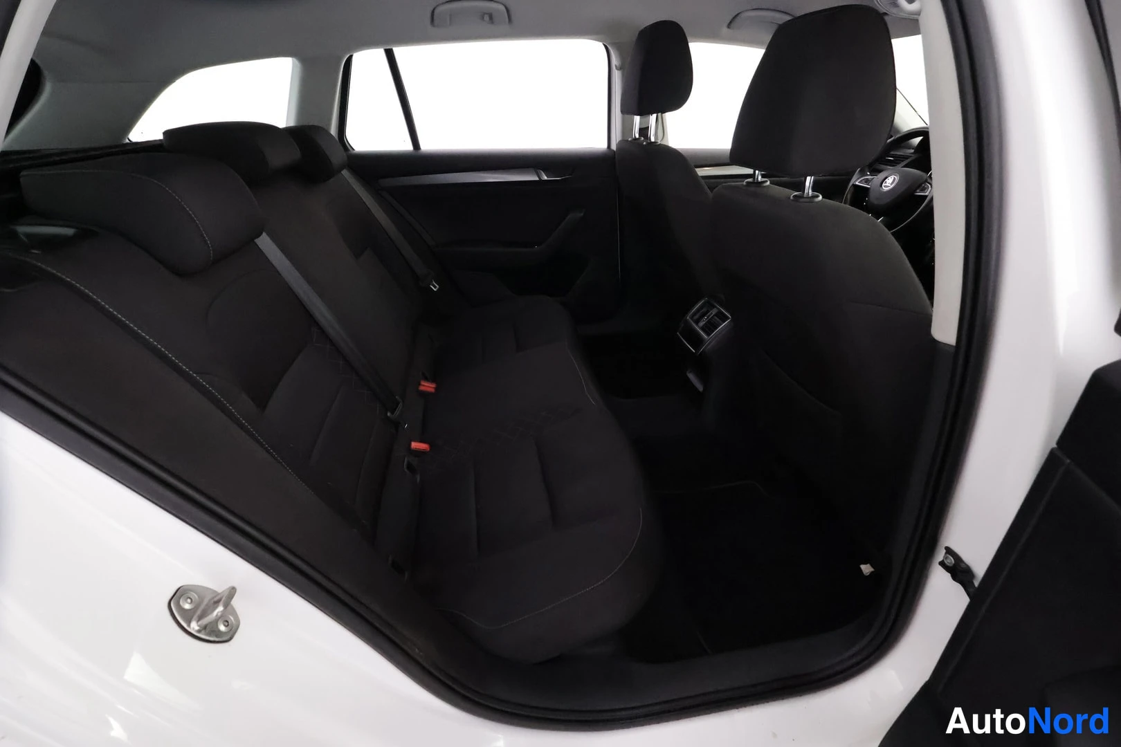 Valkoinen Skoda Superb 2016, takaistuimet, kuva 23