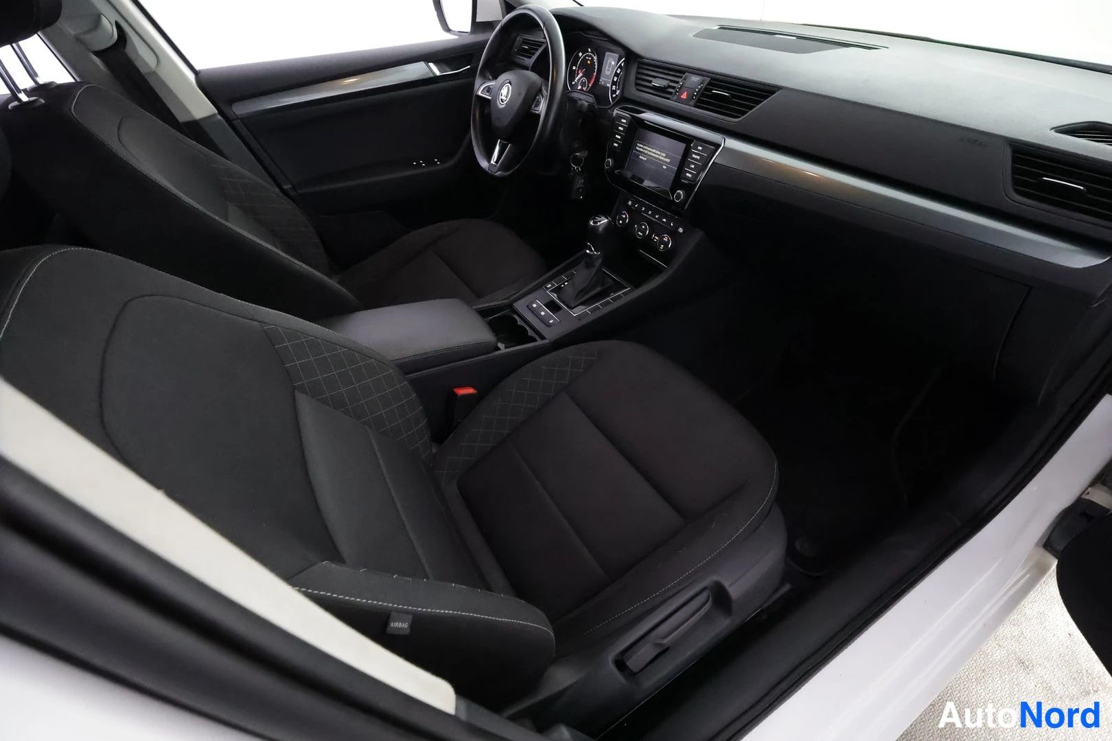 Valkoinen Skoda Superb 2016, ohjaamo, kuva 10