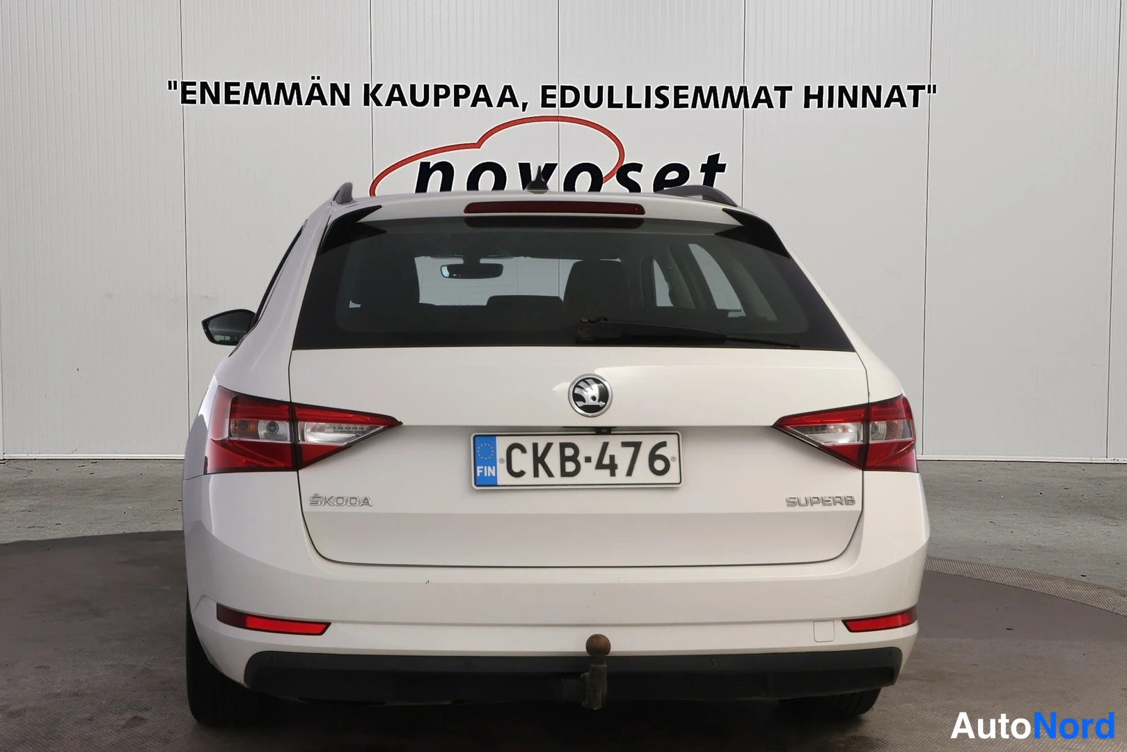 Valkoinen Skoda Superb 2016, takaa, kuva 6