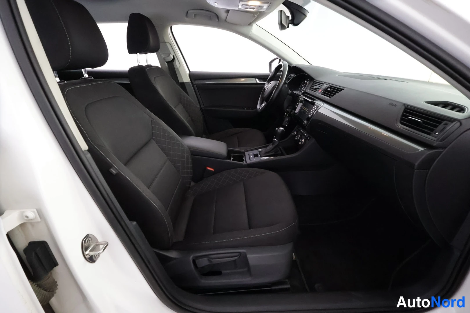 Valkoinen Skoda Superb 2016, ohjaamo, kuva 11