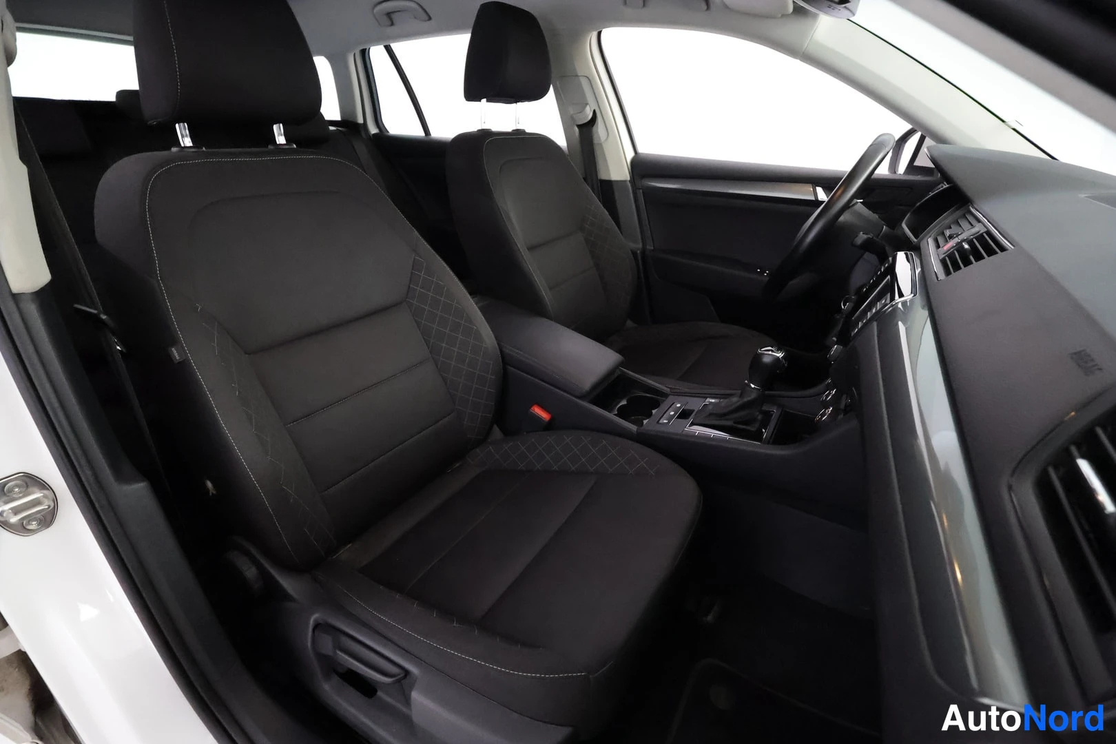 Valkoinen Skoda Superb 2016, etuistuimet, kuva 18