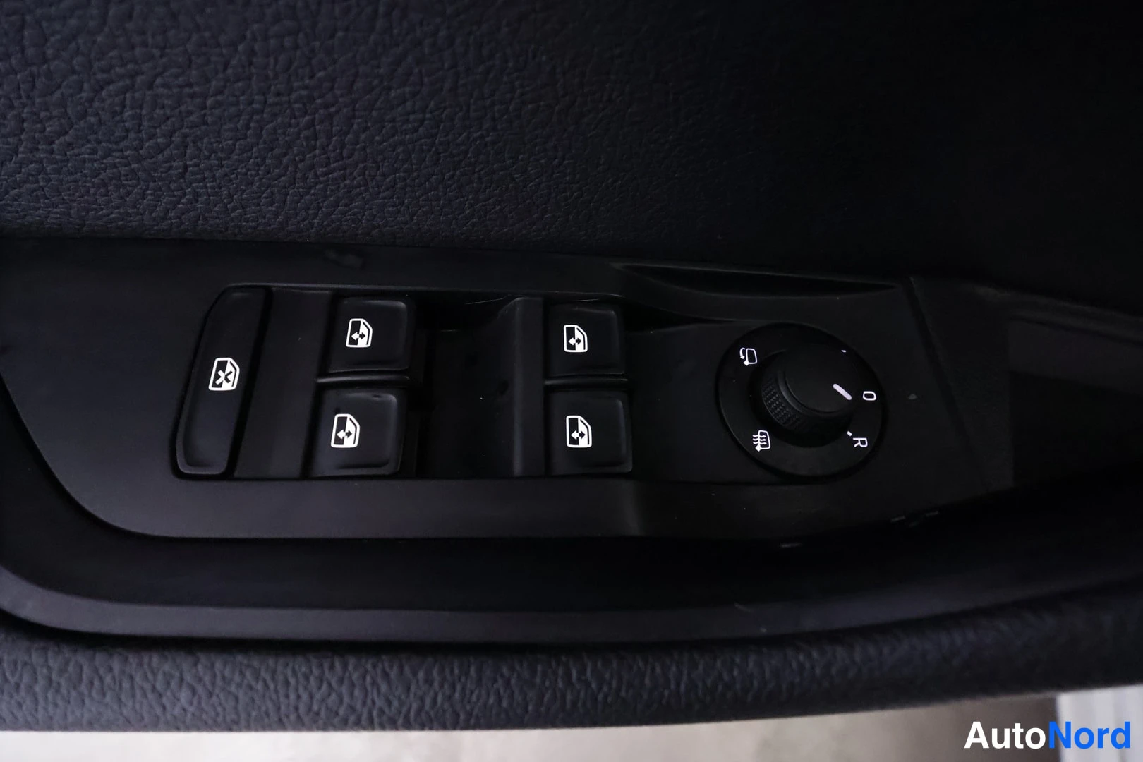 Valkoinen Skoda Superb 2016, yksityiskohta, kuva 28