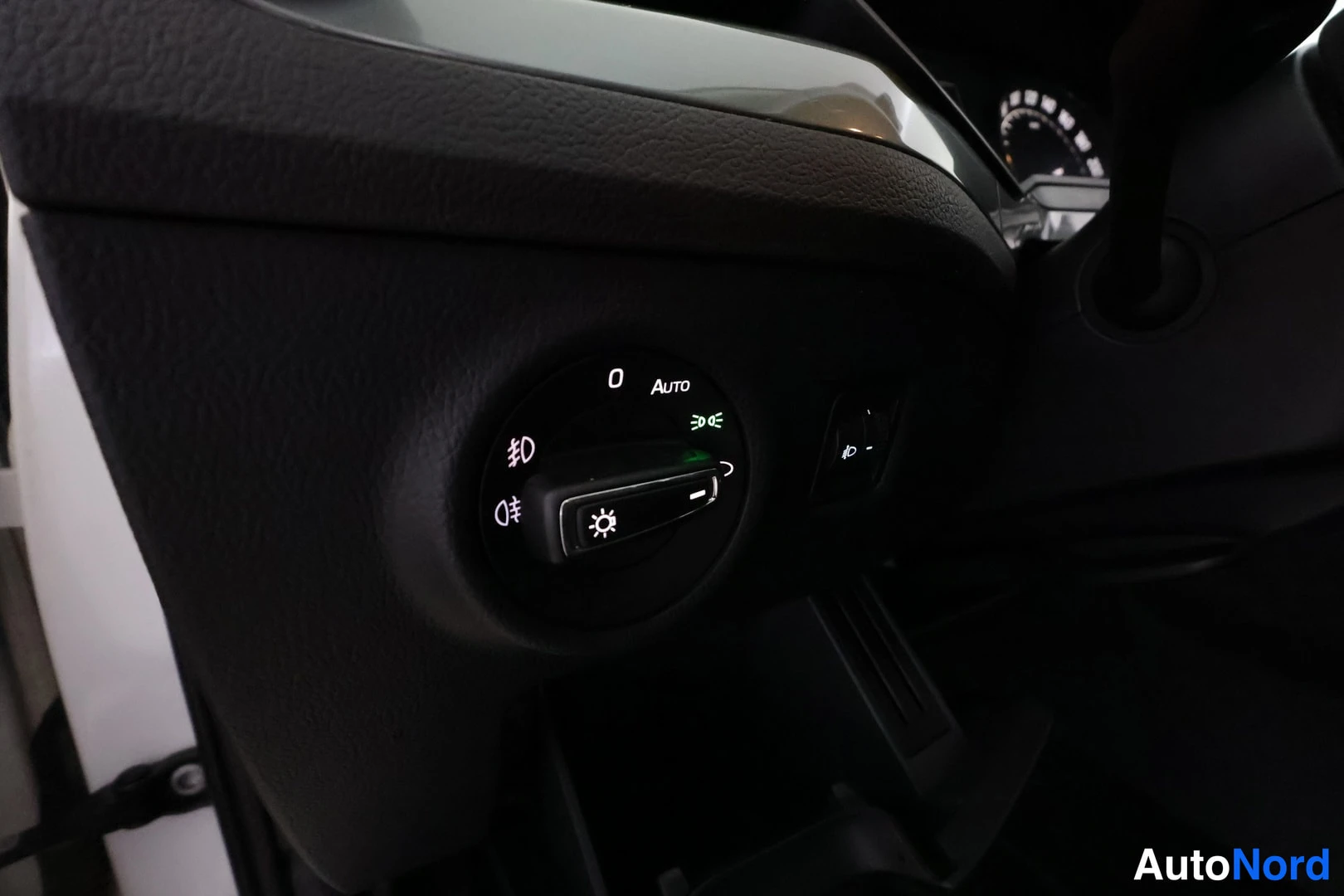 Valkoinen Skoda Superb 2016, yksityiskohta, kuva 29