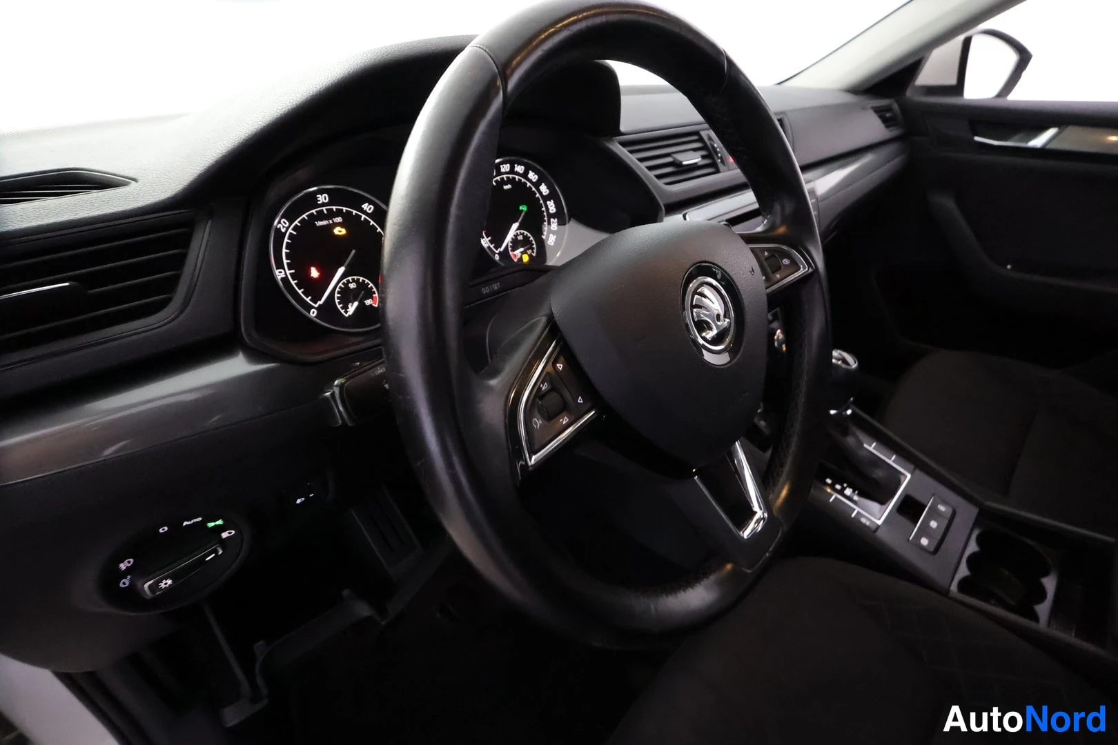 Valkoinen Skoda Superb 2016, ohjaamo, kuva 12