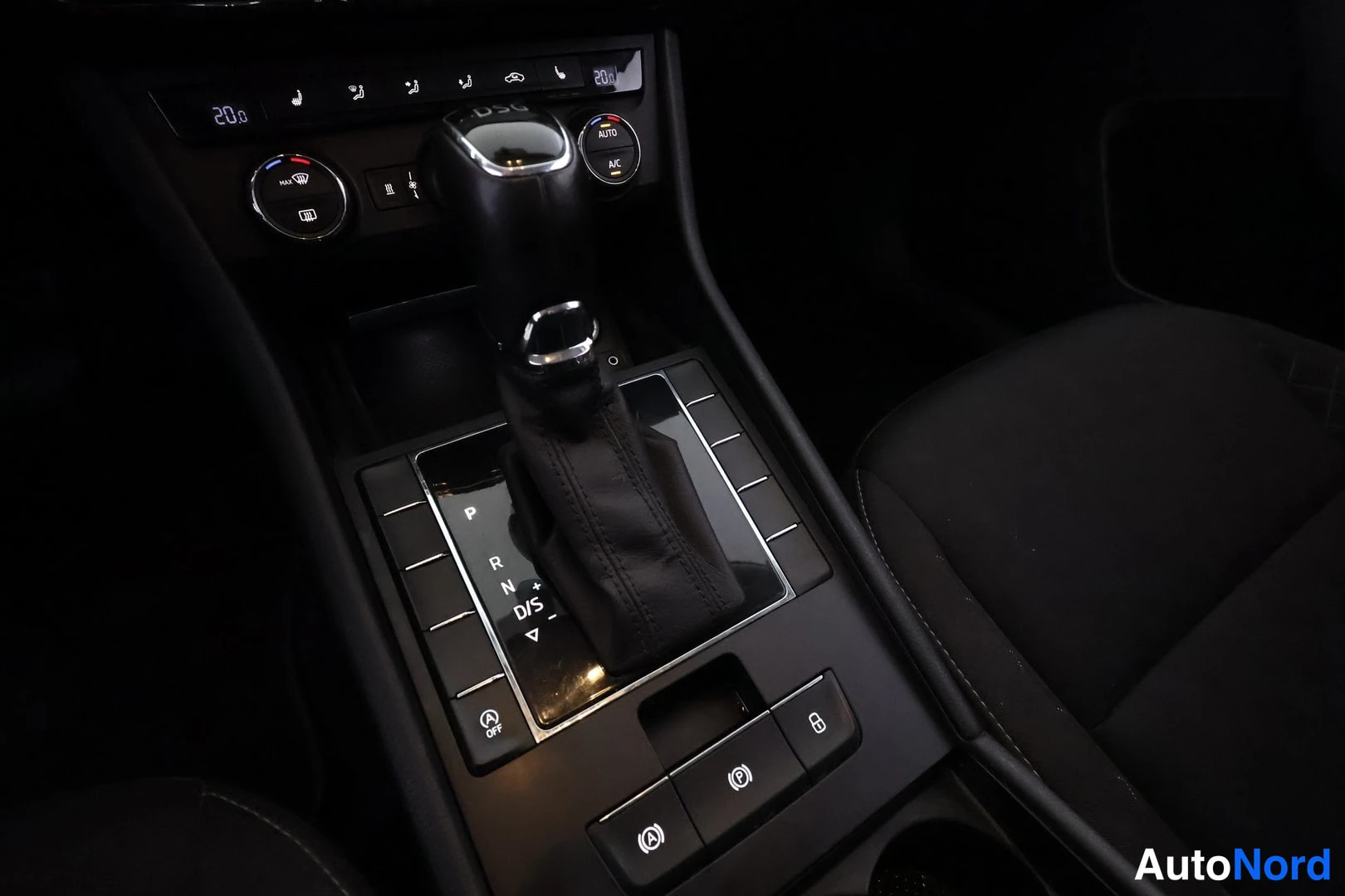Valkoinen Skoda Superb 2016, yksityiskohta, kuva 39