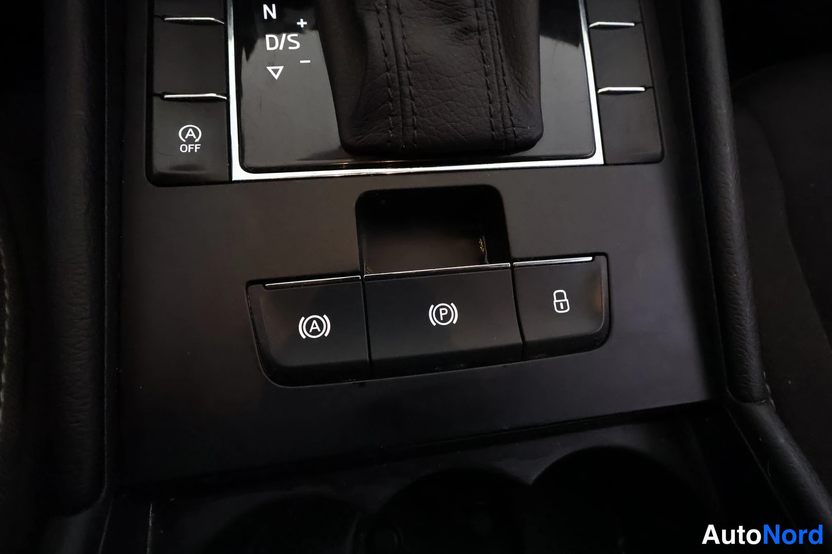 Valkoinen Skoda Superb 2016, yksityiskohta, kuva 30