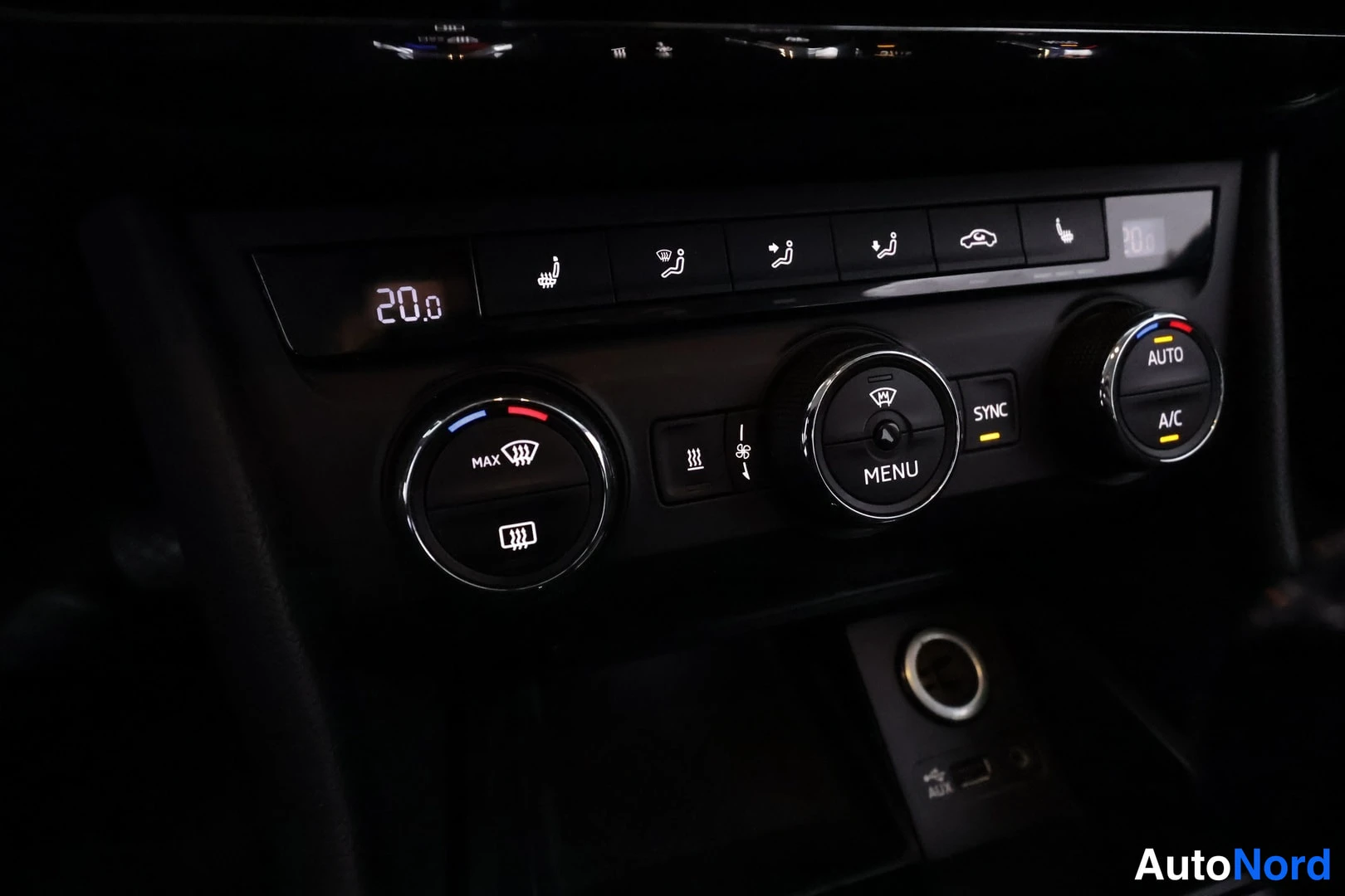 Valkoinen Skoda Superb 2016, yksityiskohta, kuva 31
