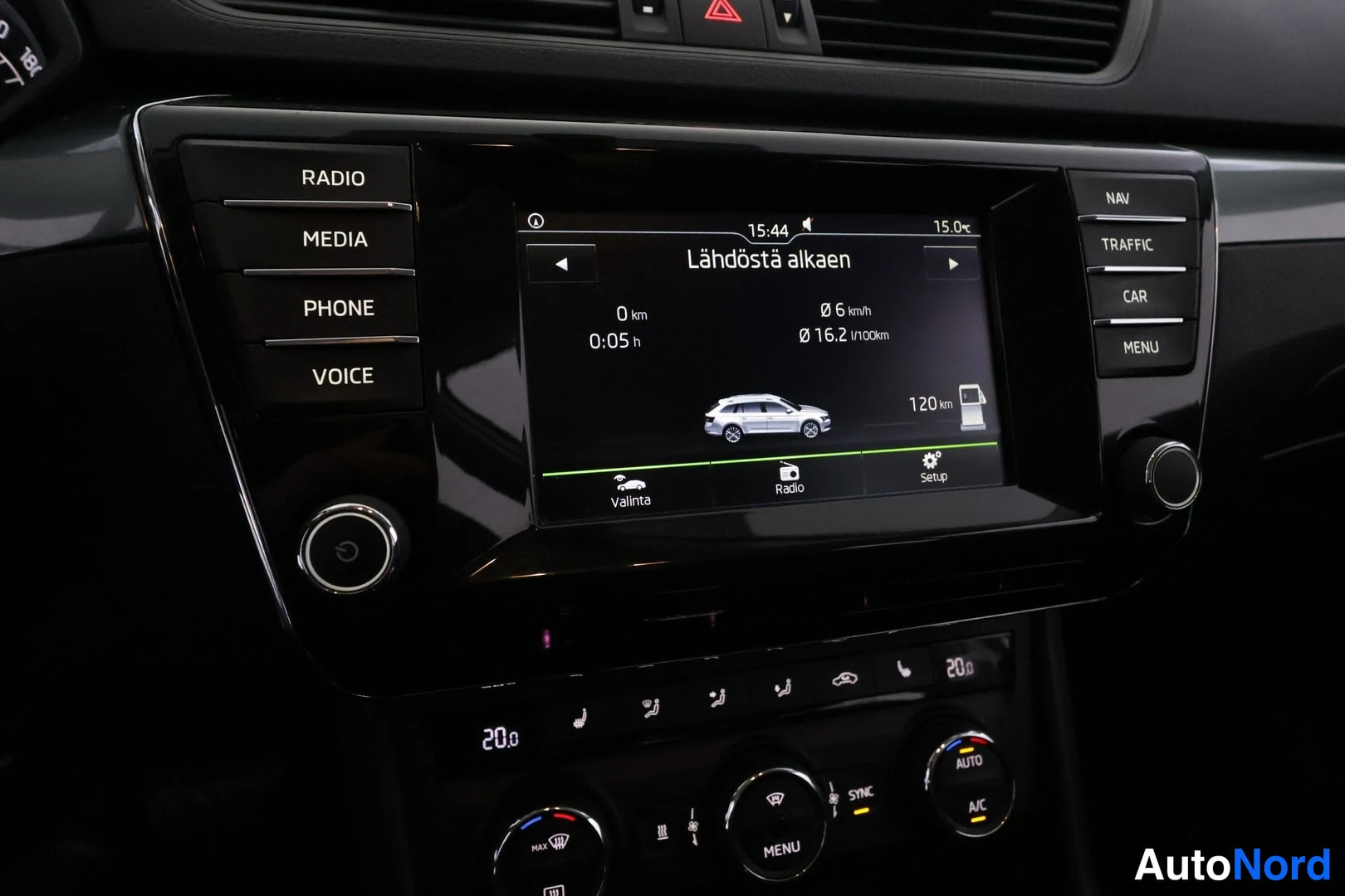Valkoinen Skoda Superb 2016, yksityiskohta, kuva 32