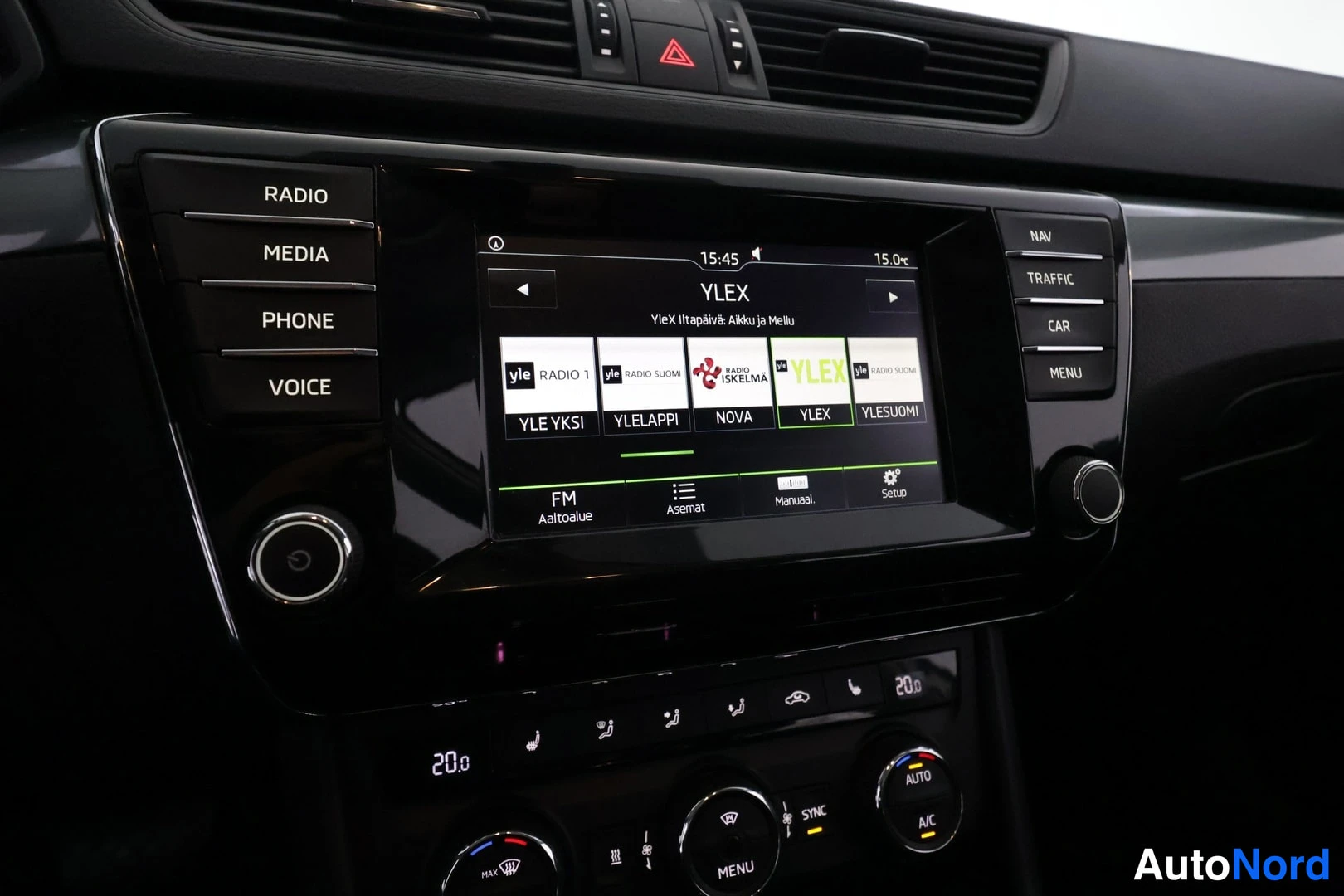 Valkoinen Skoda Superb 2016, yksityiskohta, kuva 33