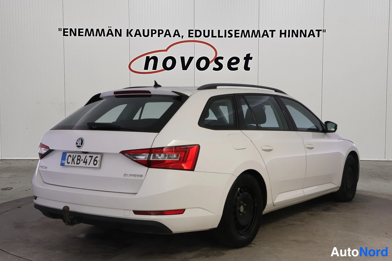 Valkoinen Skoda Superb 2016, takaviisto, kuva 5