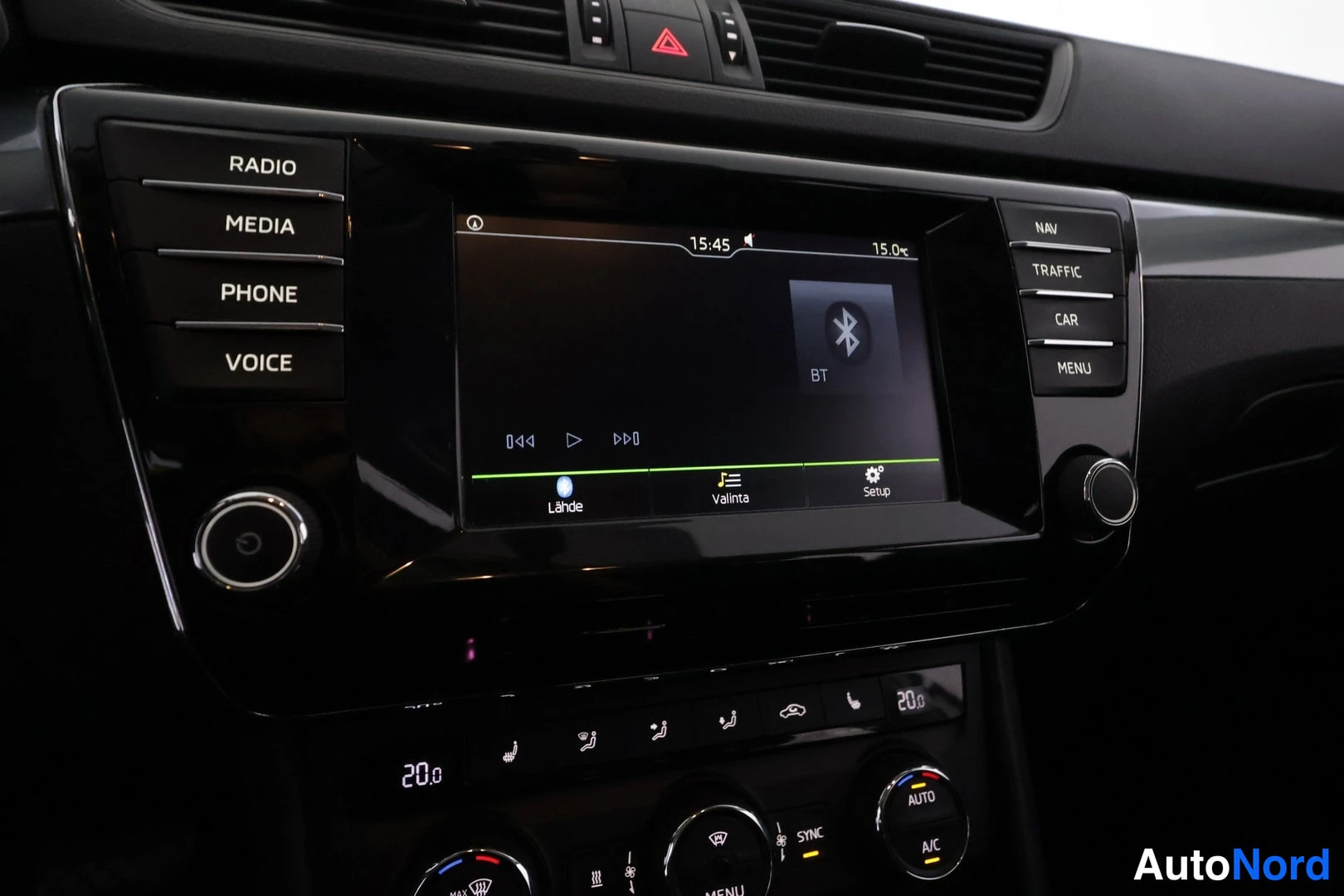 Valkoinen Skoda Superb 2016, yksityiskohta, kuva 34