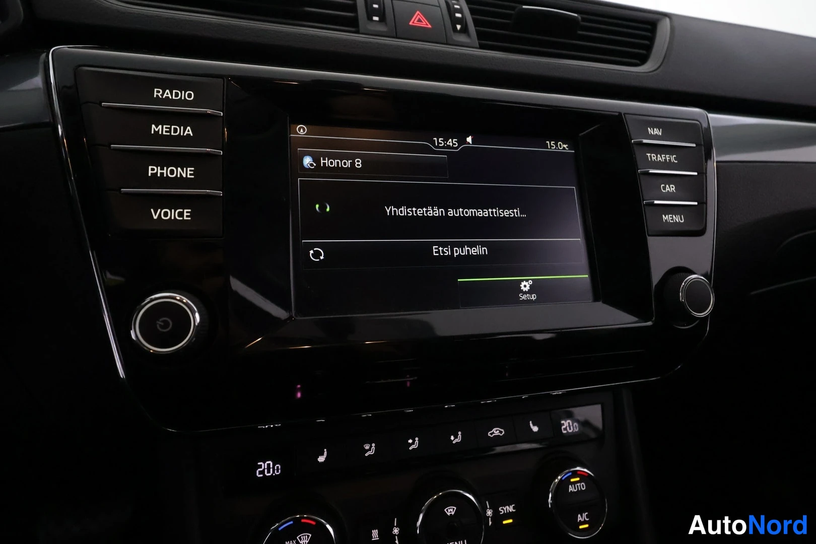 Valkoinen Skoda Superb 2016, yksityiskohta, kuva 35