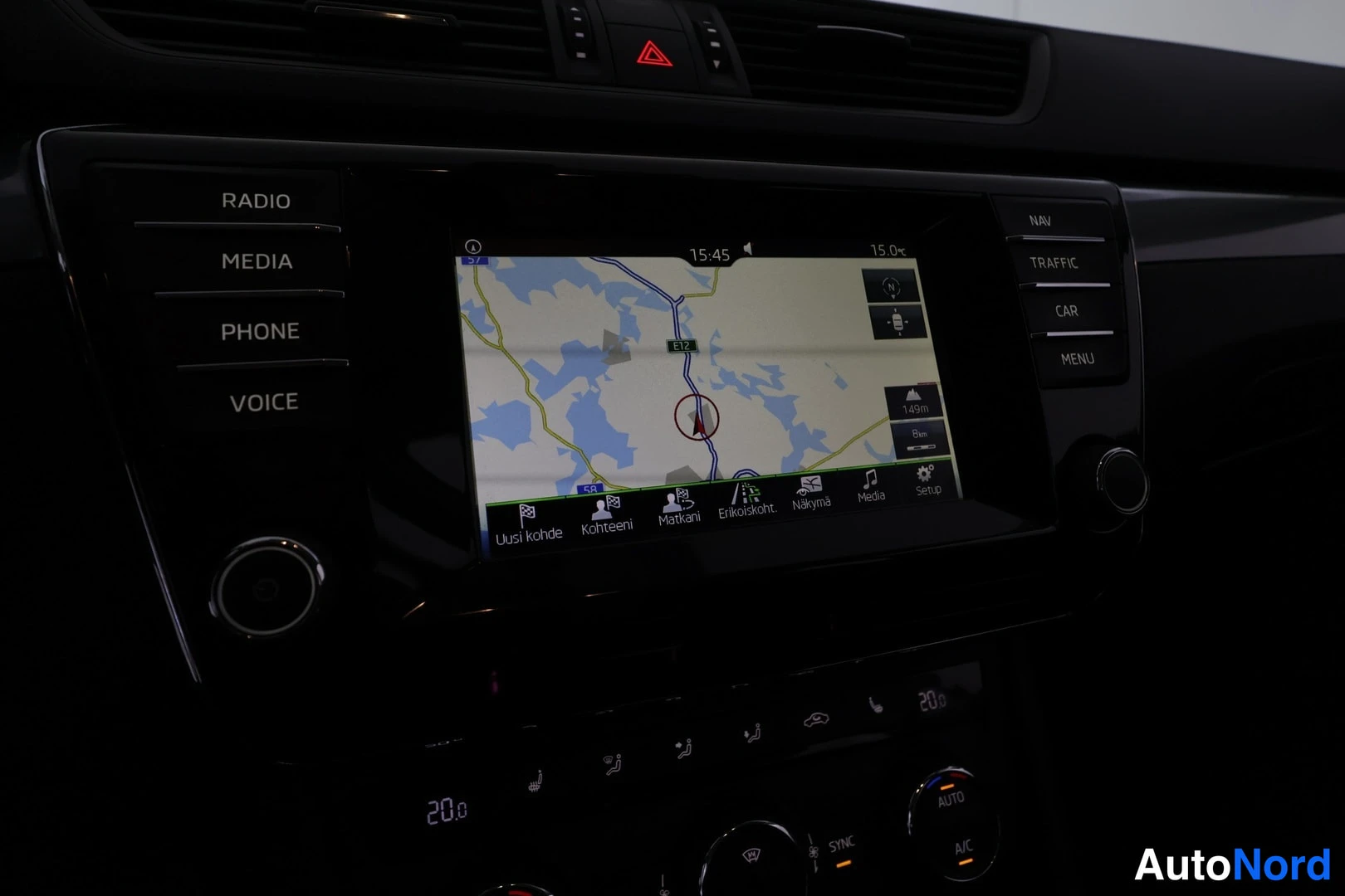 Valkoinen Skoda Superb 2016, ohjaamo, kuva 13