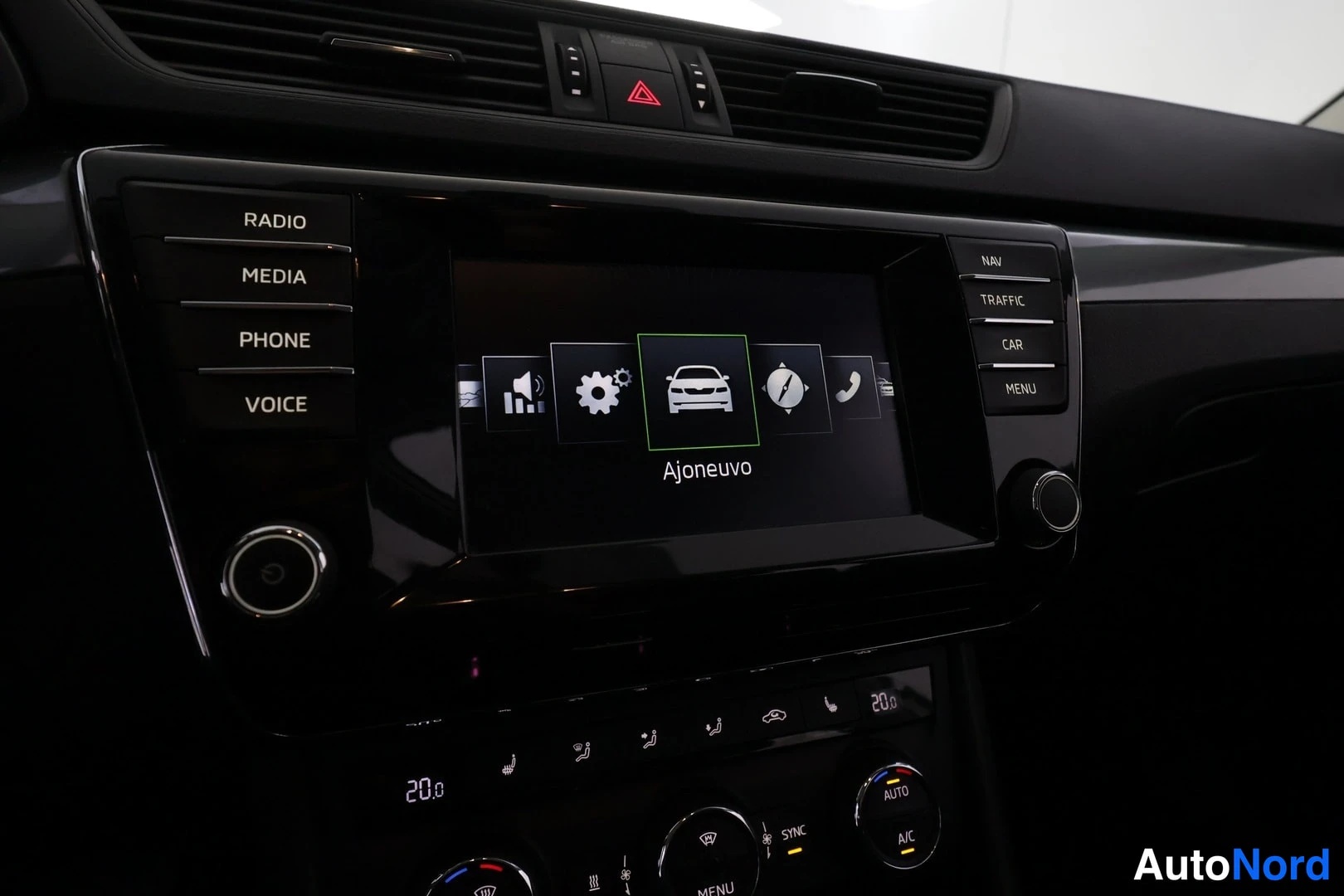 Valkoinen Skoda Superb 2016, ohjaamo, kuva 14