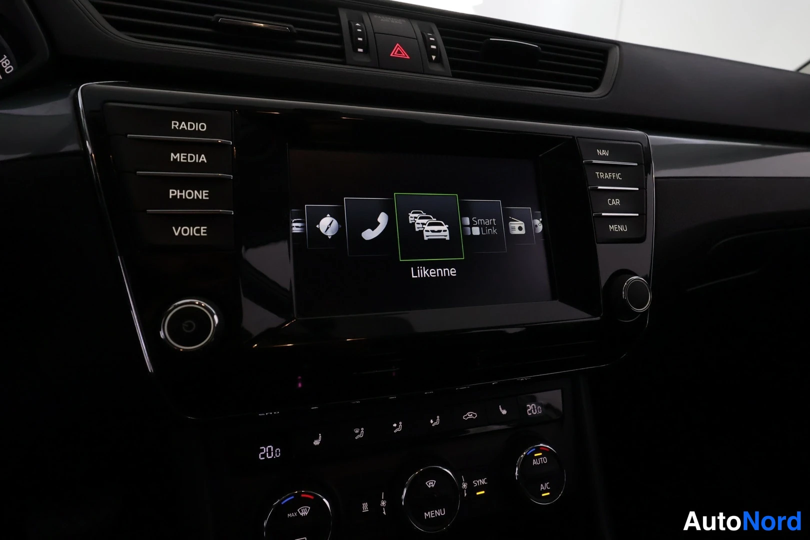 Valkoinen Skoda Superb 2016, ohjaamo, kuva 15