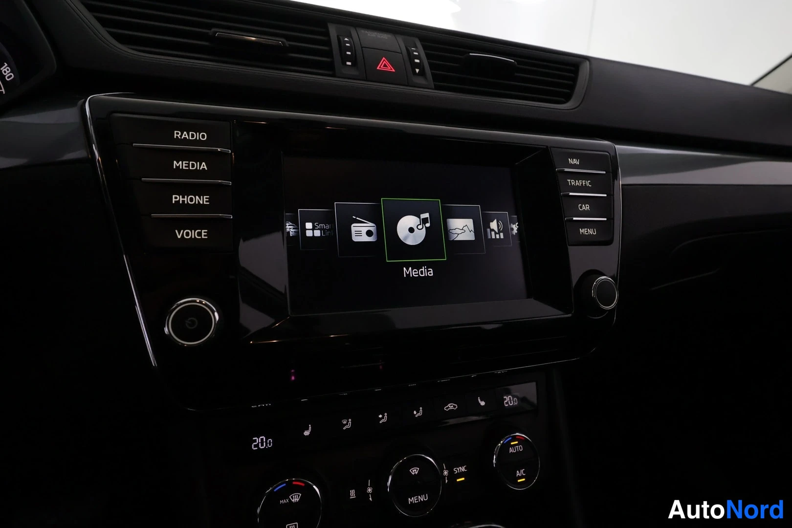 Valkoinen Skoda Superb 2016, ohjaamo, kuva 16