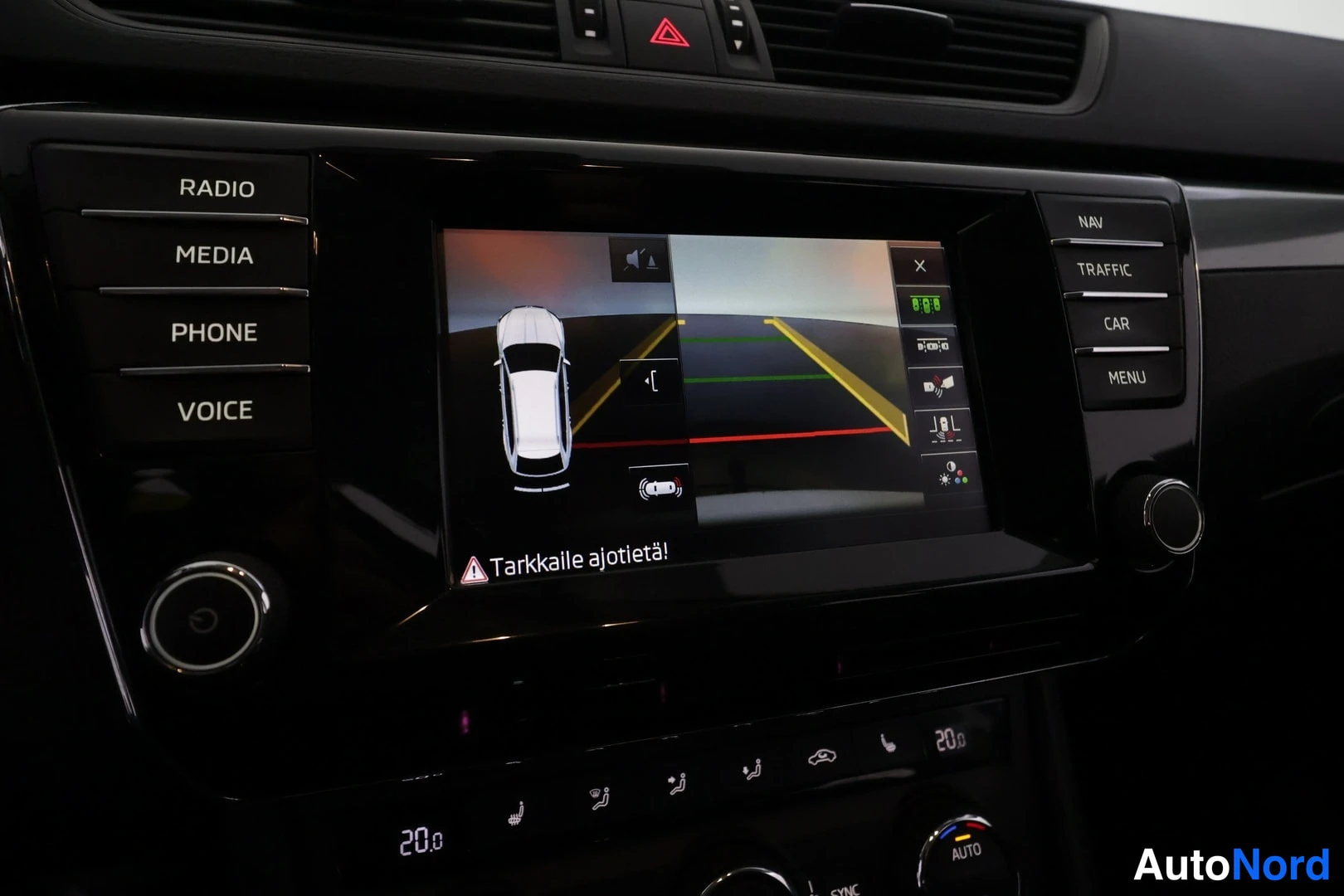 Valkoinen Skoda Superb 2016, yksityiskohta, kuva 36