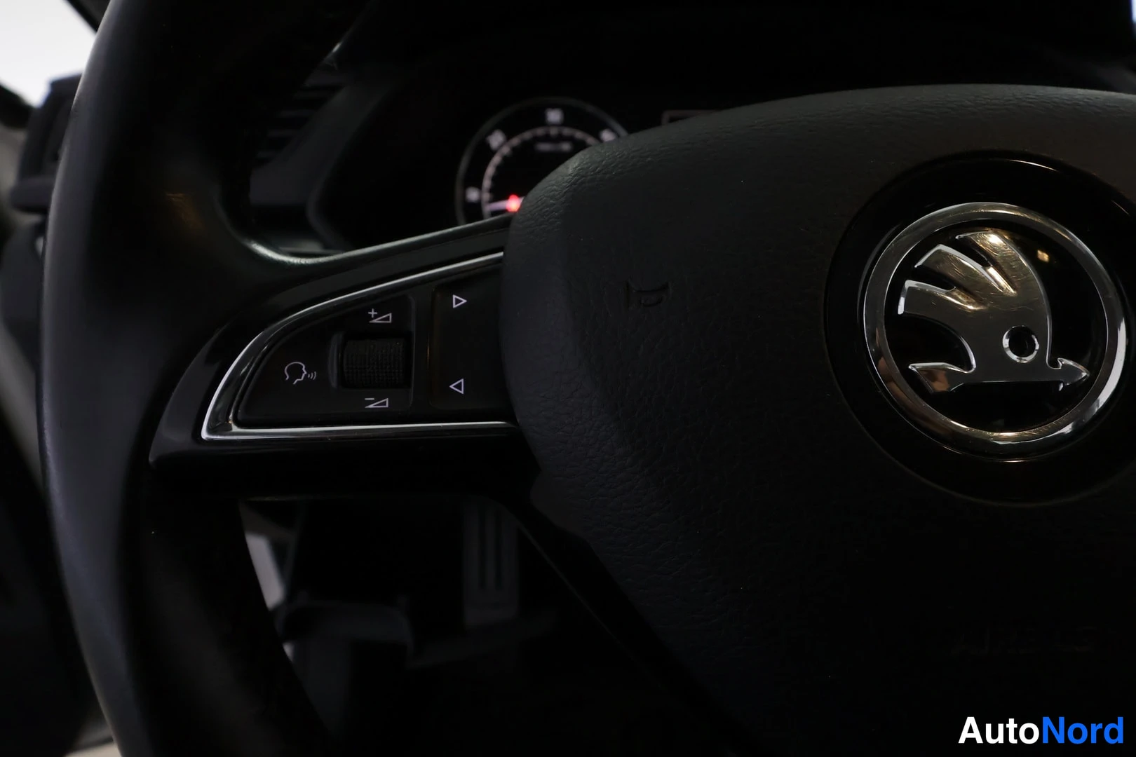 Valkoinen Skoda Superb 2016, yksityiskohta, kuva 37