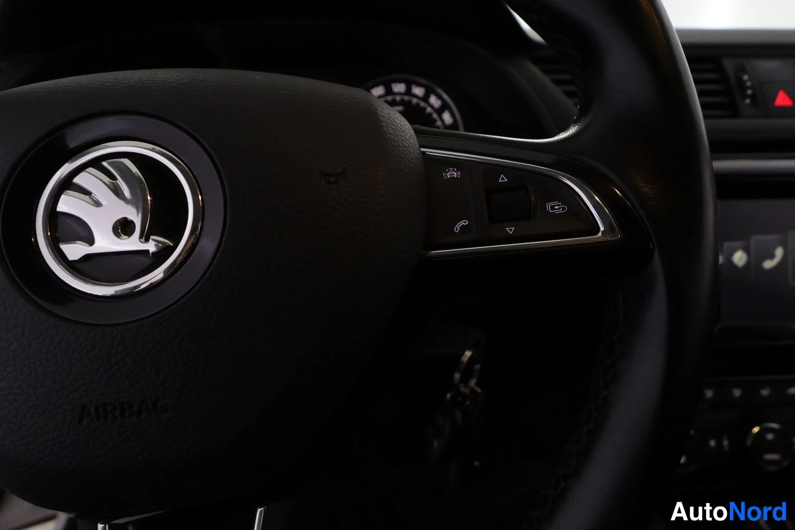 Valkoinen Skoda Superb 2016, yksityiskohta, kuva 38