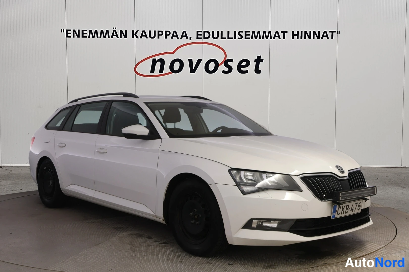 Valkoinen Skoda Superb 2016, etuviisto, keula oikealle, kuva 2